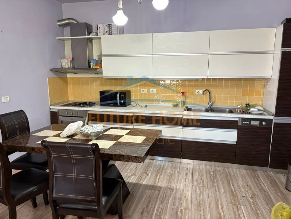 Tirane, jepet me qera apartament 2+1+Aneks+Ballkon Kati 2, 106 m² 600 € 