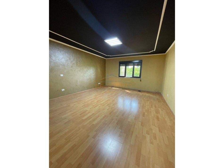 Tirane, jepet me qera zyre Kati 3, 153 m² 1.100 € (rruga e Durresit)