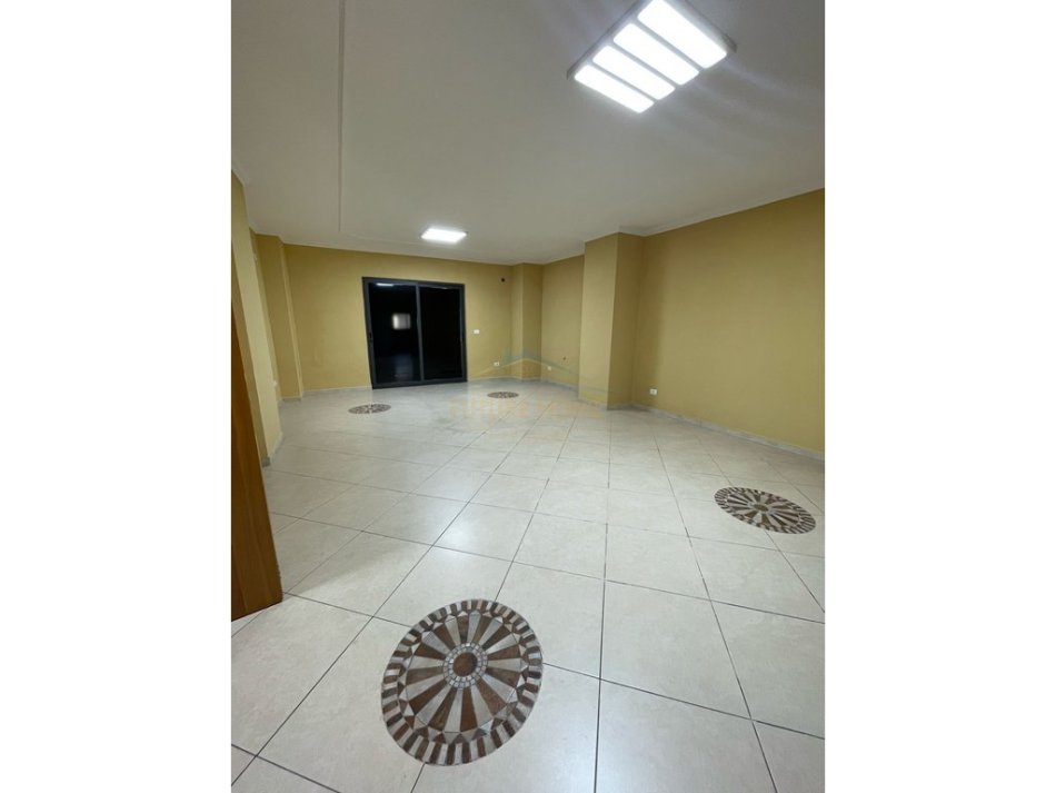 Tirane, jepet me qera zyre Kati 3, 153 m² 1.100 € (rruga e Durresit)
