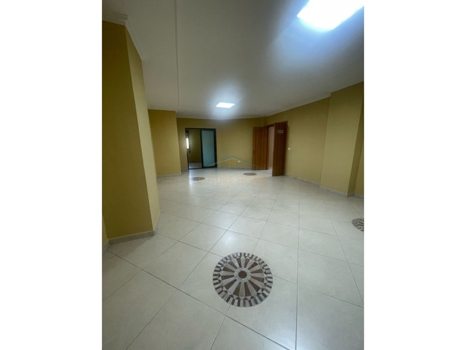 Tirane, jepet me qera zyre Kati 3, 153 m² 1.100 € (rruga e Durresit)