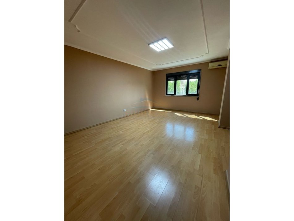Tirane, jepet me qera zyre Kati 3, 153 m² 1.100 € (rruga e Durresit)