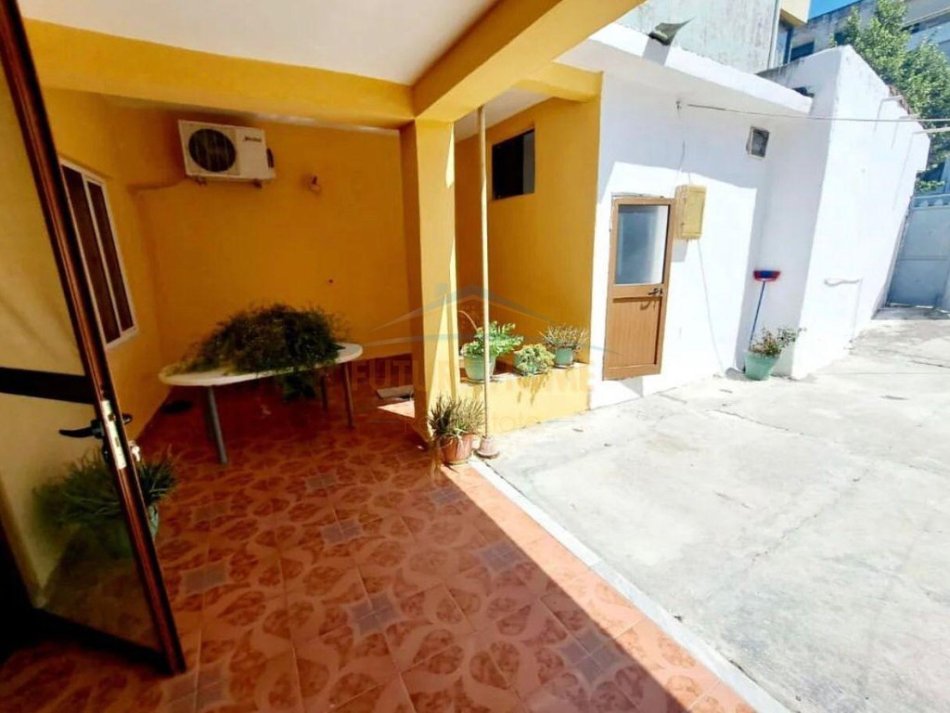 Kavaje, shitet shtepi 1 Katshe , 188 m² 80.000 € (Shetitorja &quot;Josif Budo&quot;)