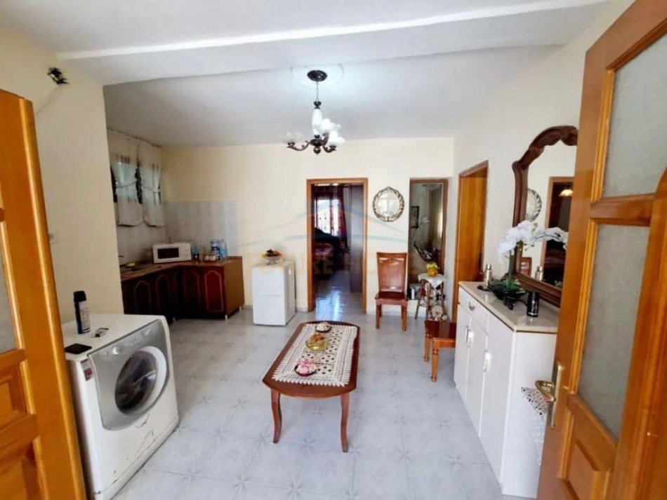 Kavaje, shitet shtepi 1 Katshe , 188 m² 80.000 € (Shetitorja &quot;Josif Budo&quot;)