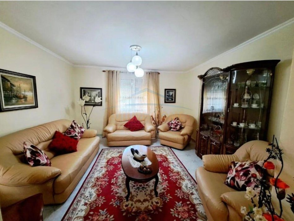 Kavaje, shitet shtepi 1 Katshe , 188 m² 80.000 € (Shetitorja &quot;Josif Budo&quot;)