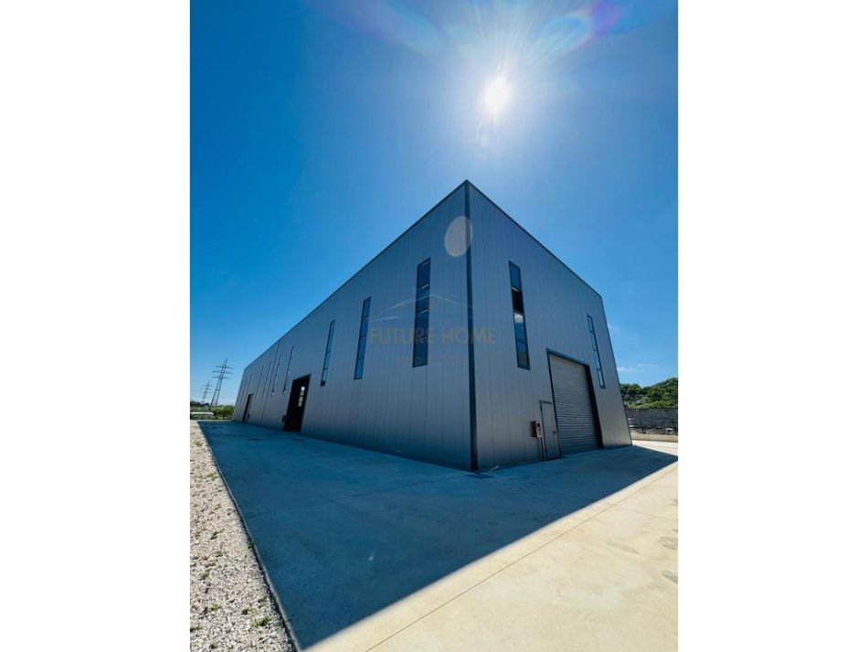 Tirane, shitet magazine , 6.000 m² 3.200.000 € (Autostrada Tiranë-Durrës.)