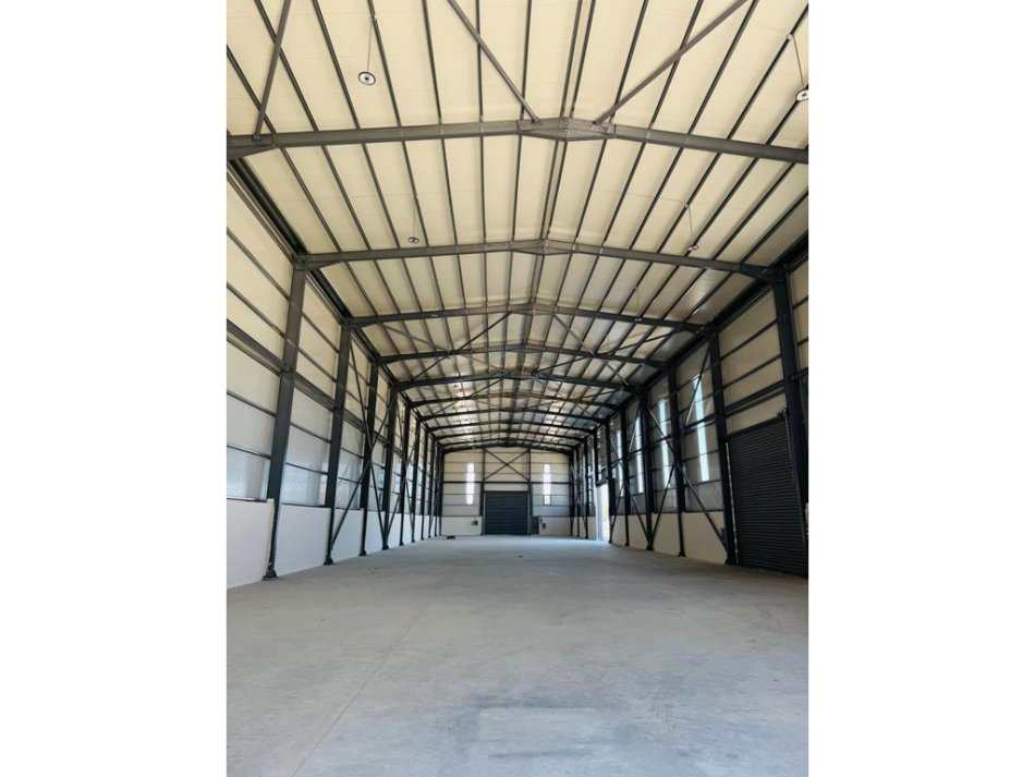 Tirane, shitet magazine , 6.000 m² 3.200.000 € (Autostrada Tiranë-Durrës.)