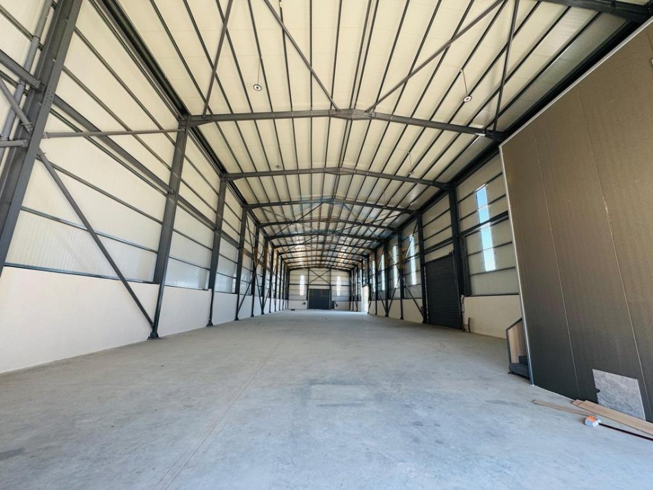 Tirane, shitet magazine , 6.000 m² 3.200.000 € (Autostrada Tiranë-Durrës.)