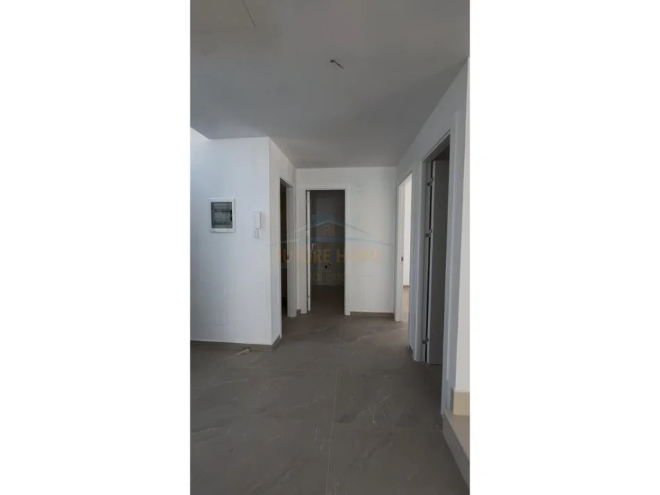 GJIRI I LALEZIT, shitet Vile 2 Katshe Kati 0, 617 m² 980.000 € (Kompleksi San Pietro)