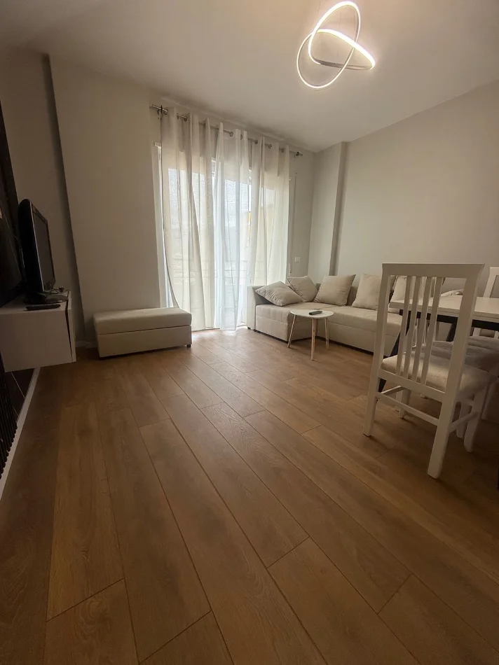 Tirane, jepet me qera 1+1 Kati 5, 59 m² 400 € 