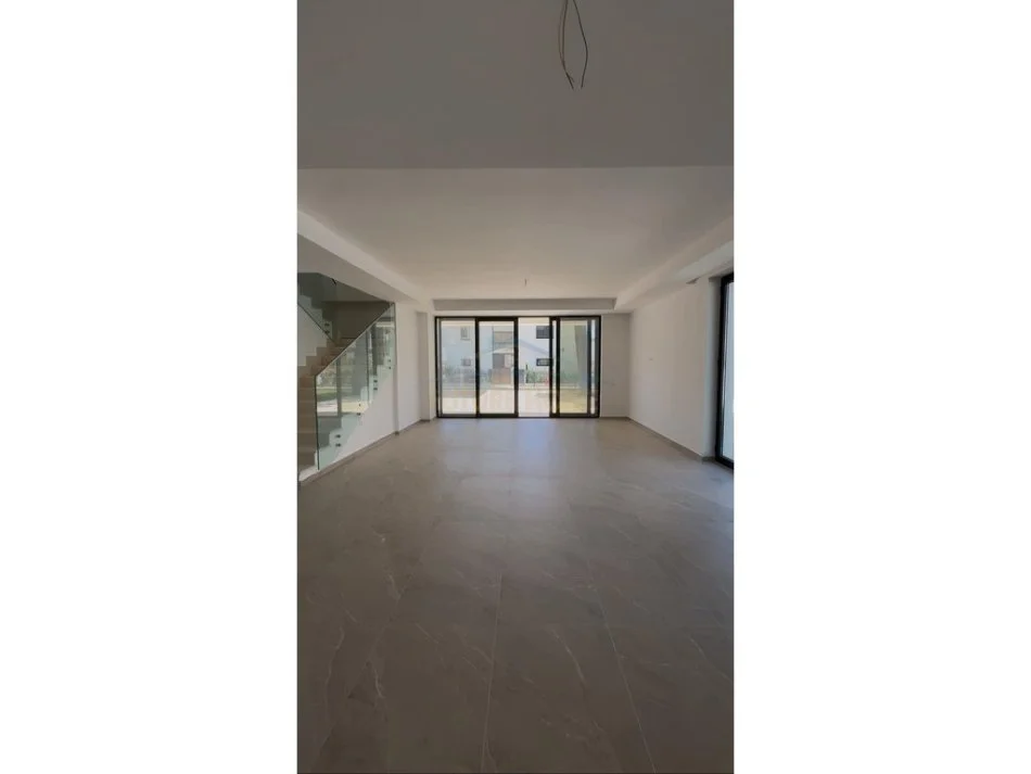 GJIRI I LALEZIT, shitet Vile 2 Katshe Kati 0, 617 m² 980.000 € (Kompleksi San Pietro)