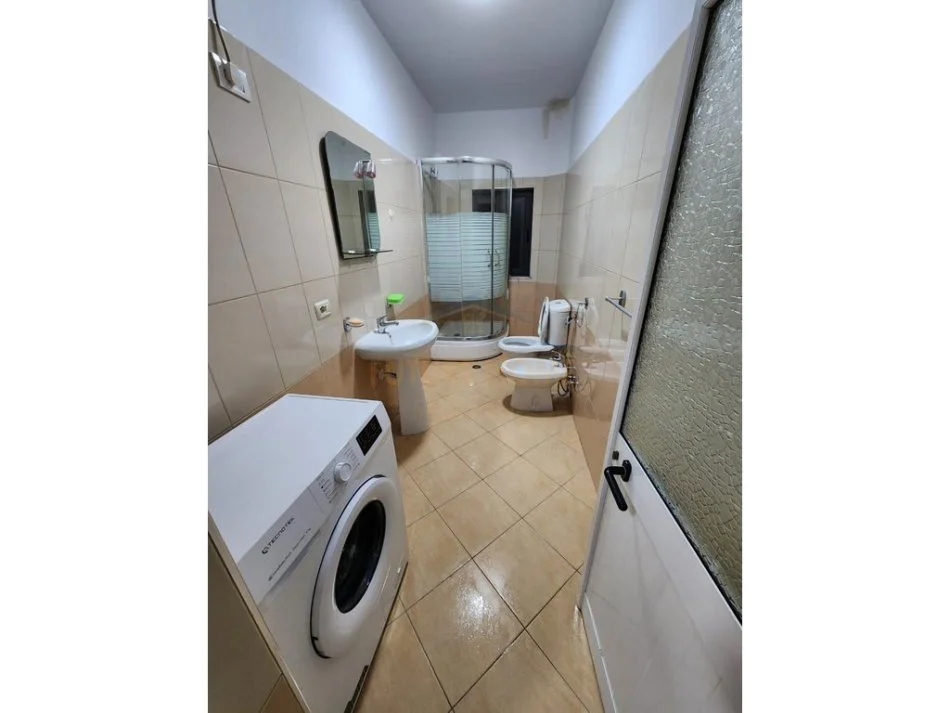 Tirane, jap me qera apartament 2+1 Kati 2, 105 m² 600 € (Rruga e Kavajes)