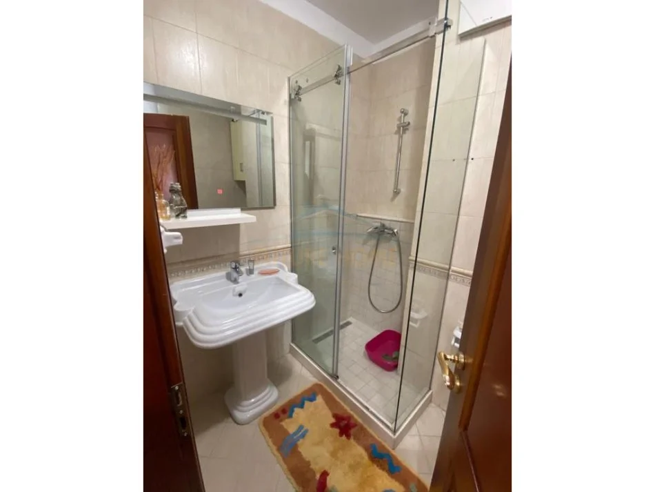 Tirane, jepet me qera apartament 2+1 Kati 8, 84 m² 650 € (Sheshi Willson)