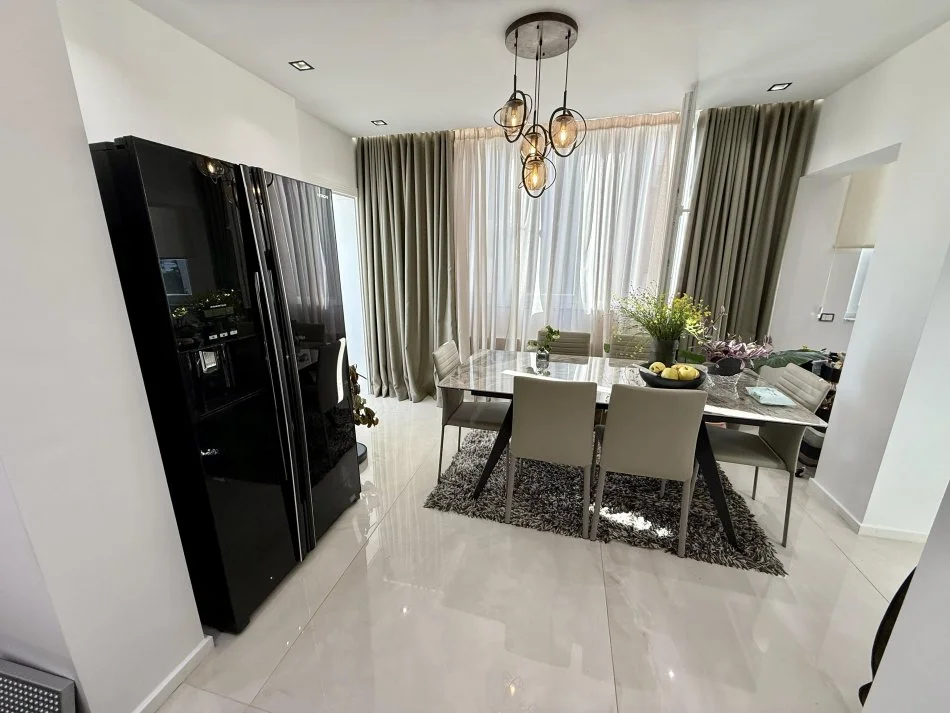 Tirane, jepet me qera apartament 2+1+Aneks+Ballkon Kati 3, 100 m² 1.000 € (Rruga Cameria)