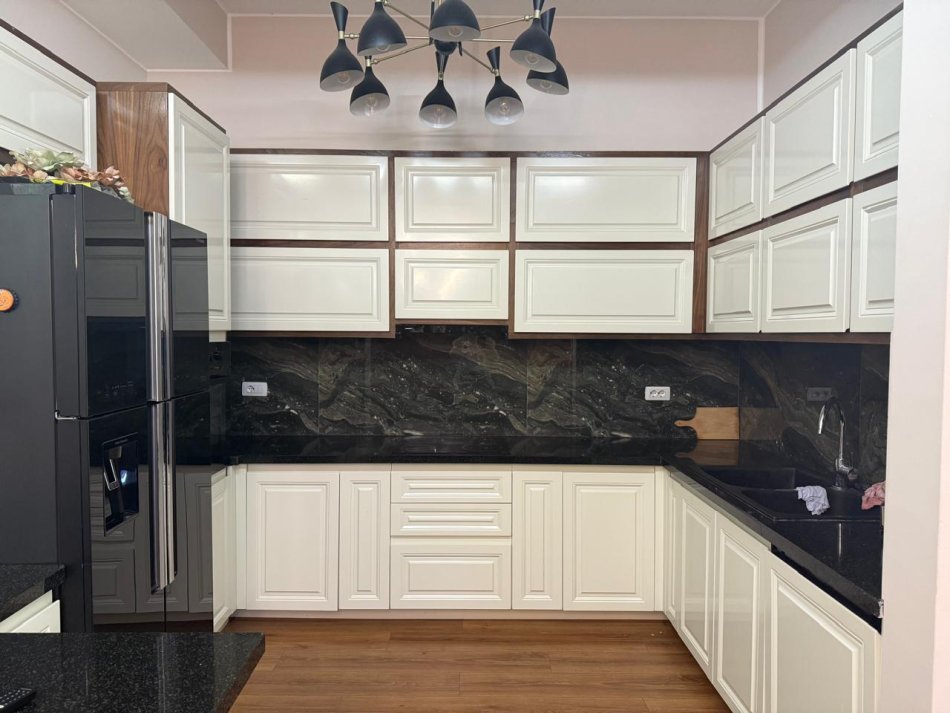 Tirane, jepet me qera apartament 4+1 Kati 4, 176 m² 150.000 € (Rezidenca Secret Garden)