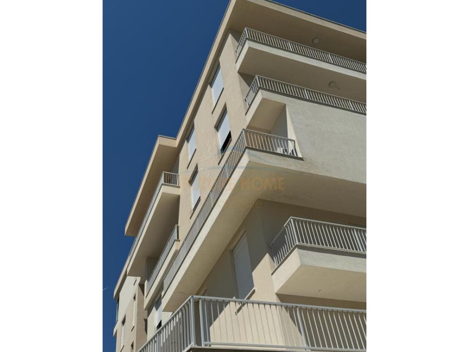 Durres, shitet apartament 2+1 Kati 3, 129 m² 284.240 € (CURRILA DURRES)