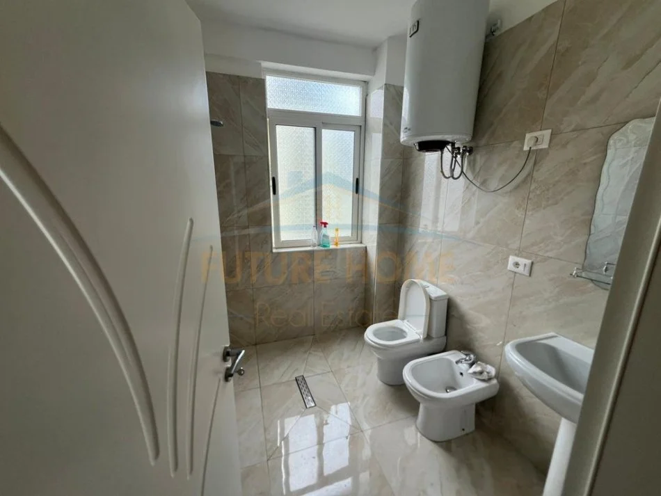 Tirane, shitet apartament 2+1+Ballkon Kati 2, 90 m² 180.000 € (Rruga e Dibres)