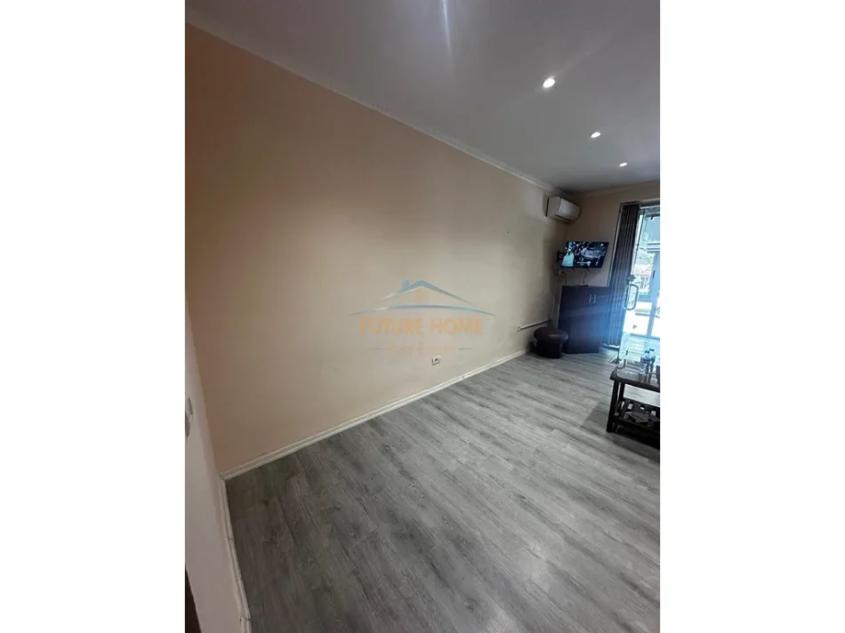 Tirane, jepet me qera ambjent biznesi Kati 0, 36 m² 600 € (Barrikada)