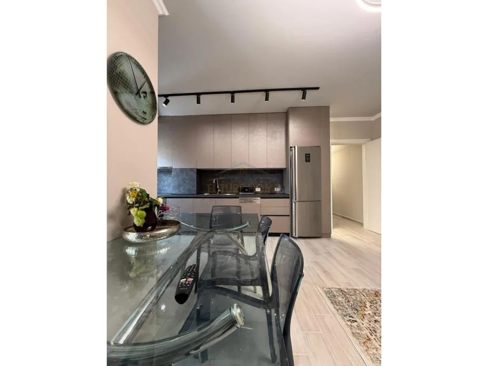 Tirane, jap me qera apartament 1+1 Kati 6, 83 m² 1.000 € (Qender)