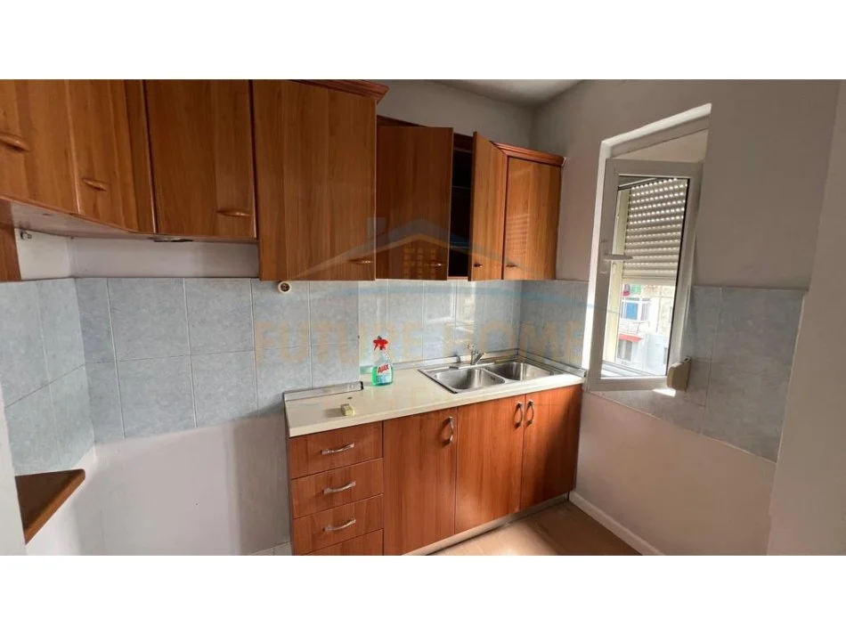 Tirane, shitet apartament 1+1 Kati 5, 50 m² 70.000 € (Kinostudio)