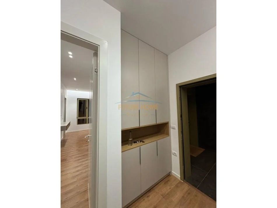 Tirane, jepet me qera apartament 3+1+Ballkon Kati 7, 134 m² 2.300 € (Rezidenca Golden Park, prane Air Albania)