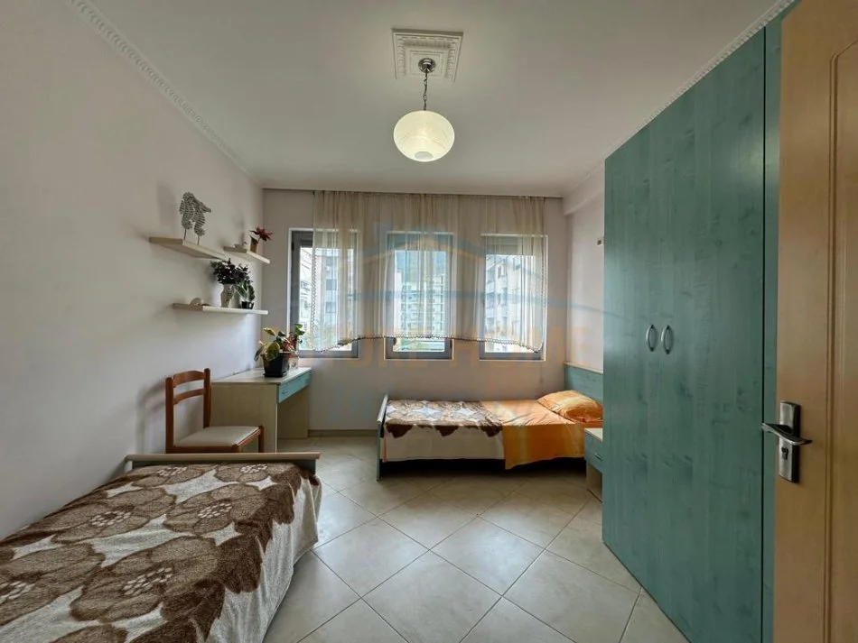 Tirane, jepet me qera apartament 2+1+Ballkon Kati 5, 87 m² 400 € 