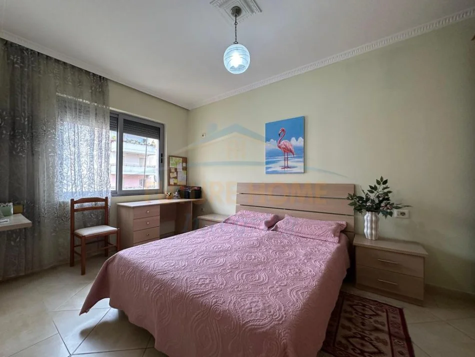 Tirane, jepet me qera apartament 2+1+Ballkon Kati 5, 87 m² 400 € 