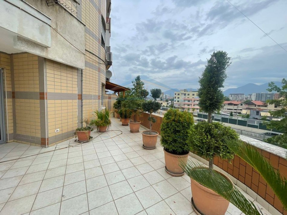 Tirane, shitet apartament 2+1 Kati 3, 100 m² 168.750 € (Myslym Shyri)