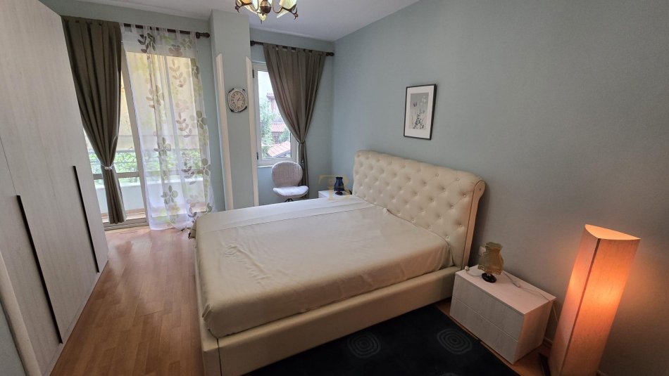 Tirane, jepet me qera apartament 2+1+Ballkon Kati 3, 100 m² 550 € 