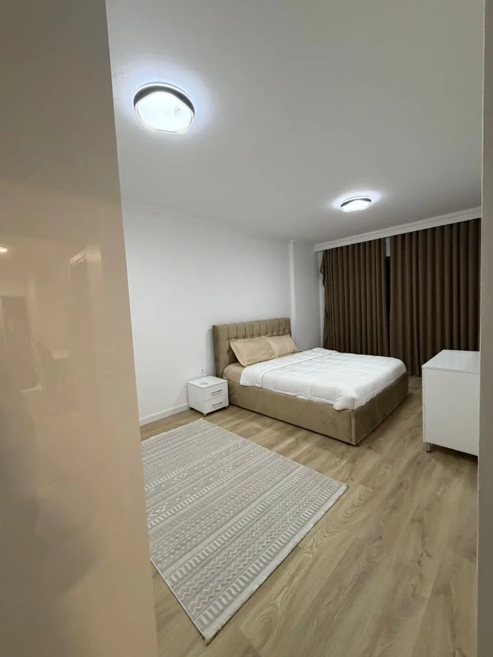 Tirane, jepet me qera apartament 2+1+post parkimi Kati 6, 100 m² 700 € (Porcelan prane Tv Klan)