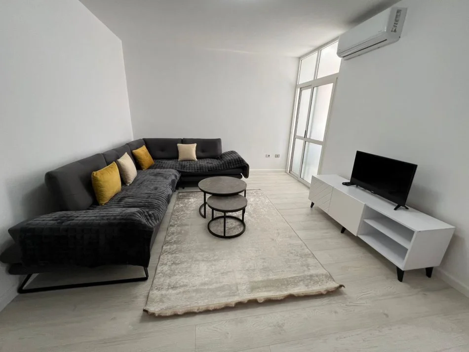 Tirane, jepet me qera apartament 1+1+Aneks+Ballkon Kati 3, 70 m² 680 € (Komuna e Parisit)