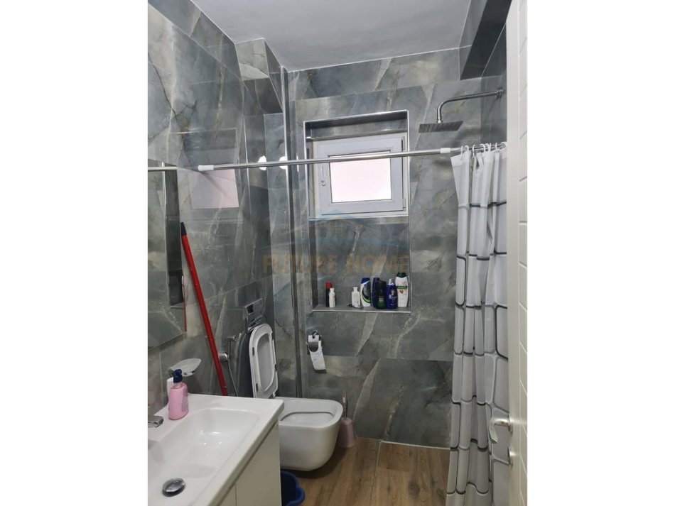 Tirane, shitet apartament 2+1+Ballkon Kati 4, 105 m² 199.500 € (Komuna e Parisit)