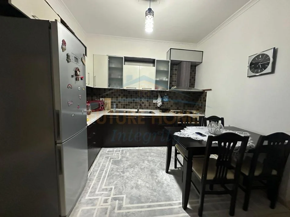 Tirane, shitet apartament 3+1 Kati 1, 133 m² 120.000 € (Fresku)