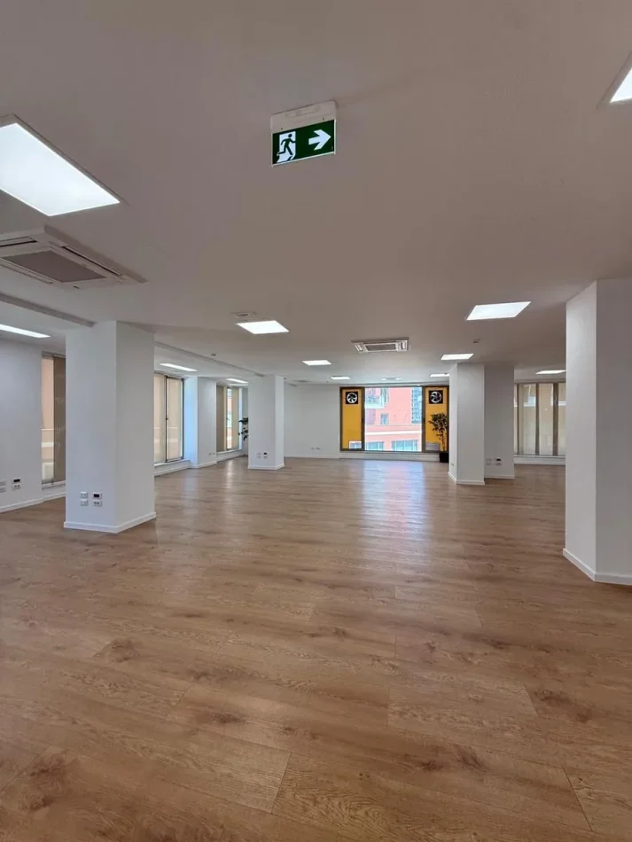 Tirane, jepet me qera zyre Kati 2, 1.136 m² 11.000 € 