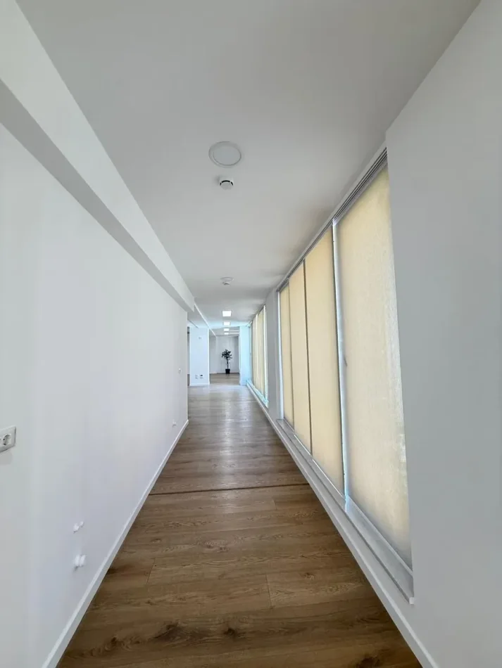 Tirane, jepet me qera zyre Kati 2, 1.136 m² 11.000 € 