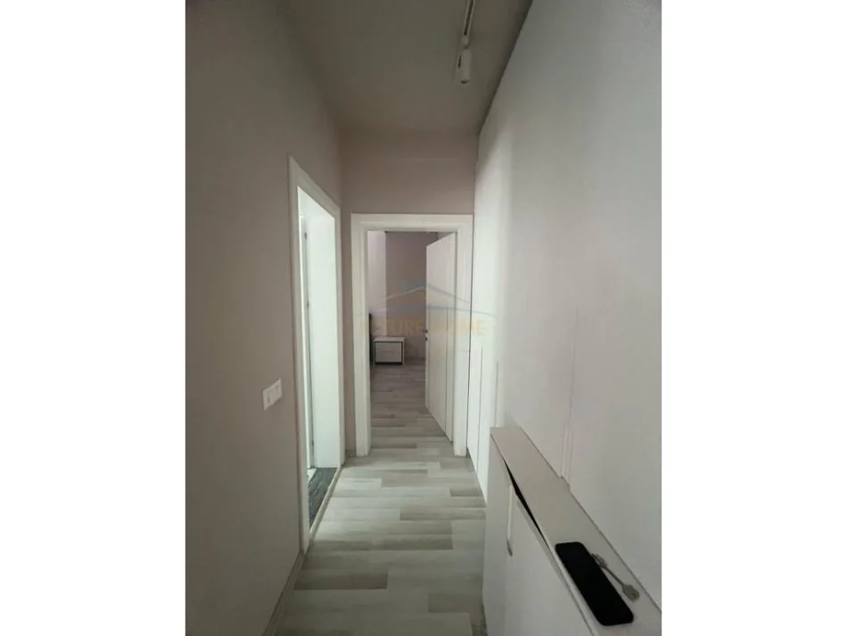 Tirane, jepet me qera apartament 1+1+Ballkon Kati 2, 59 m² 600 € (Komuna e Parist)