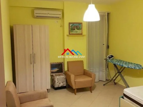 Tirane, jepet me qera apartament 1+1+Ballkon Kati 4, 94 m² 680 € (RRUGA E BARRIKADAVE,QENDER)