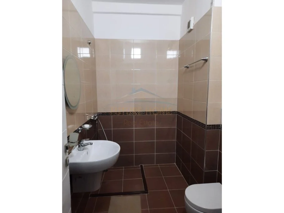 Tirane, jepet me qera apartament 2+1+Ballkon Kati 3, 90 m² 750 € (Rruga e Kavajes)