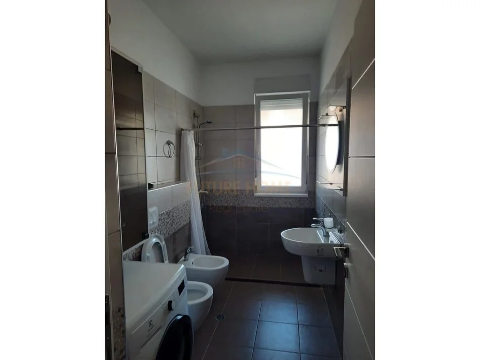 Tirane, jepet me qera apartament 2+1+Ballkon Kati 3, 90 m² 750 € (RRUGA E KAVAJES)