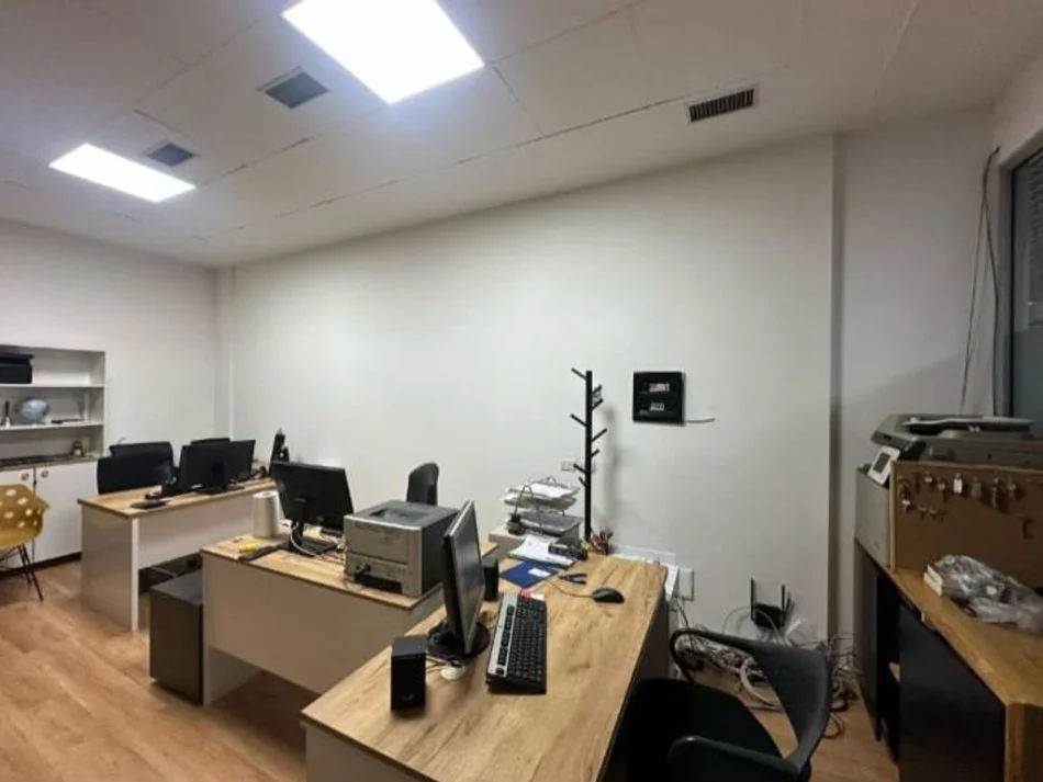 Tirane, jepet me qera zyre Kati 1, 56 m² 400 € (Rruga e kavajes)