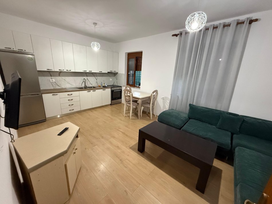 Tirane, jepet me qera apartament 2+1 Kati 1, 70 m² 400 € (selit)
