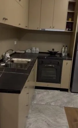 Tirane, jepet me qera apartament 1+1+Ballkon Kati 1, 65 m² 450 € (Bill Klinton)