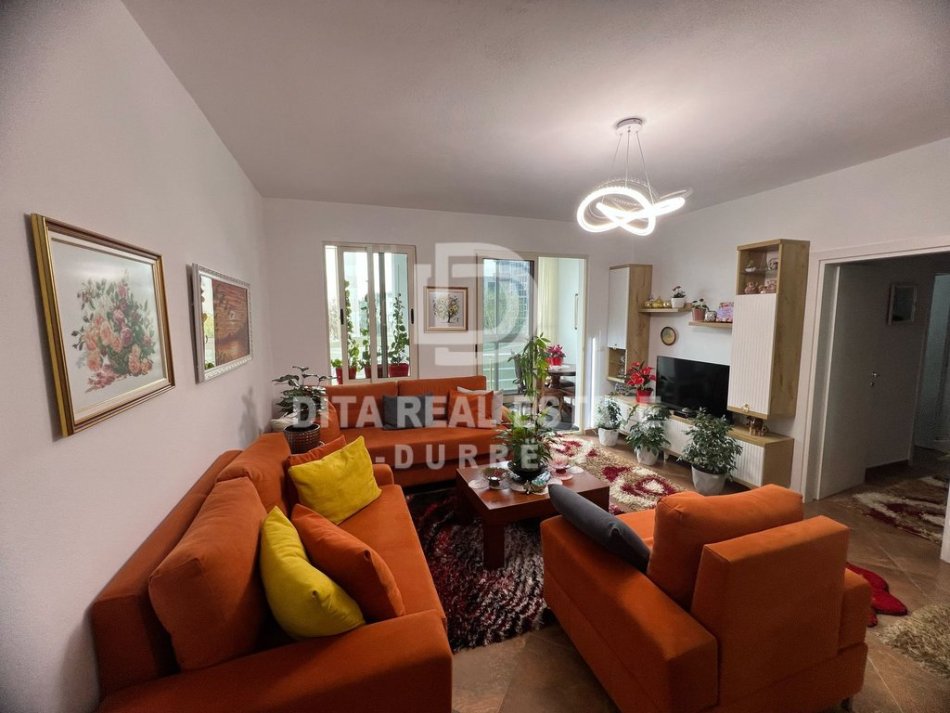 Durres, shitet apartament 2+1+Ballkon Kati 3, 175.000 € (PAVARESIA)
