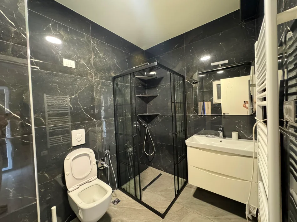 Tirane, jepet me qera apartament 2+1+Ballkon Kati 7, 136 m² 750 € (Laprake)