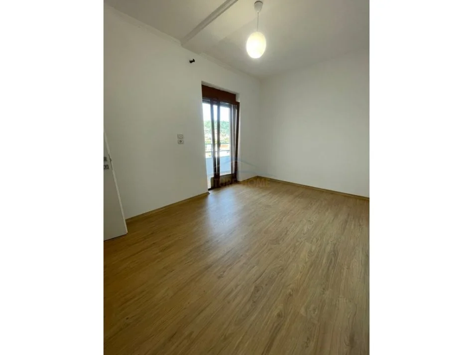 Tirane, jap me qera apartament 2+1 Kati 5, 125 m² 500 € (SELITE)