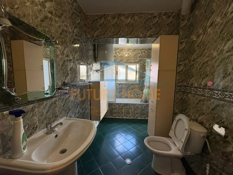 Tirane, jepet me qera apartament 3+1 Kati 3, 130 m² 600 € (Stadiumi Dinamo)