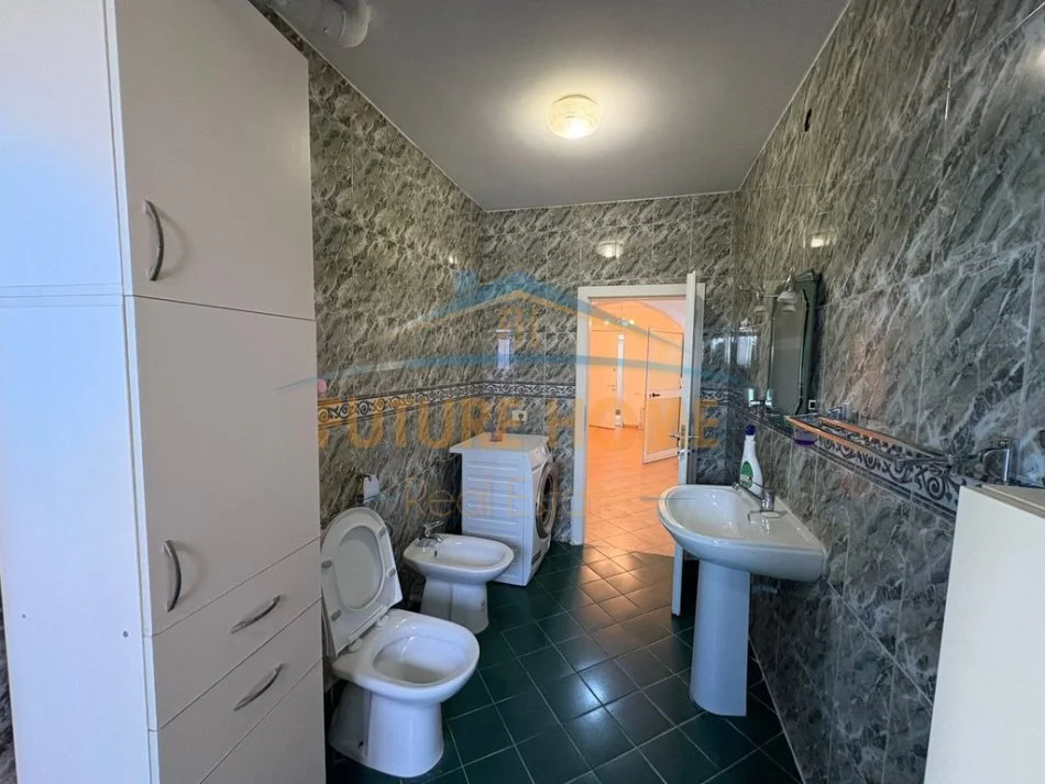 Tirane, jepet me qera apartament 3+1 Kati 3, 130 m² 600 € (Stadiumi Dinamo)