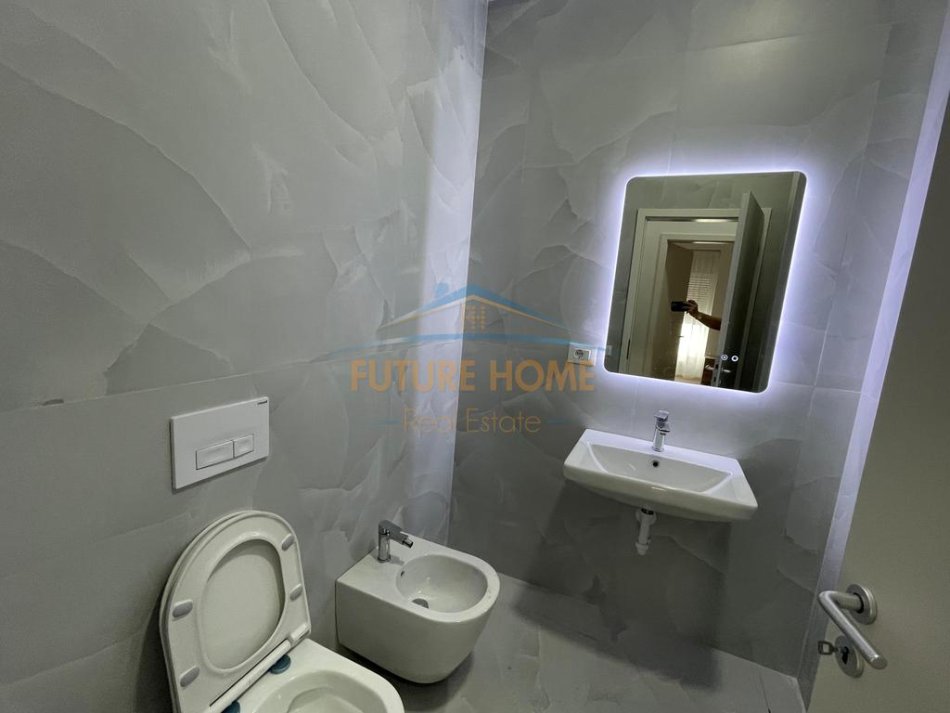 Tirane, jepet me qera 2+1 Kati 5, 85 m² 550 € (Ali Dem)