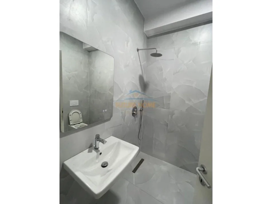 Tirane, jepet me qera 2+1 Kati 5, 85 m² 550 € (Ali Dem)