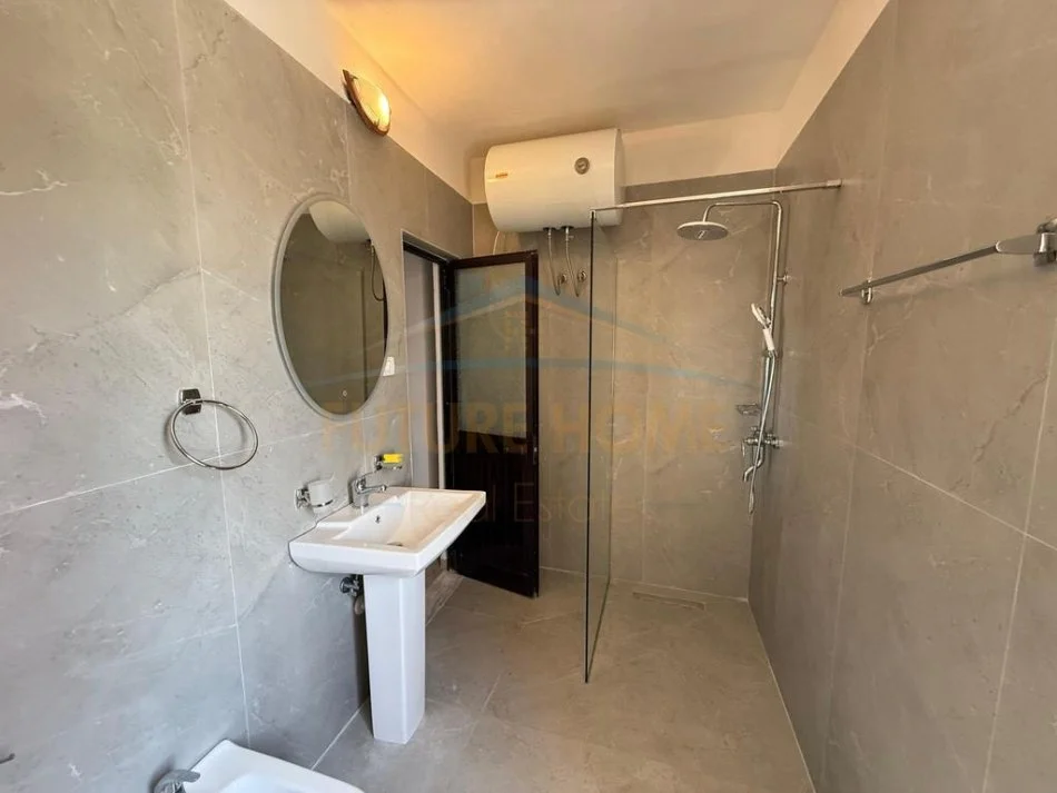 Tirane, jepet me qera apartament 1+1 Kati 5, 58 m² 350 € (Kinostudio)
