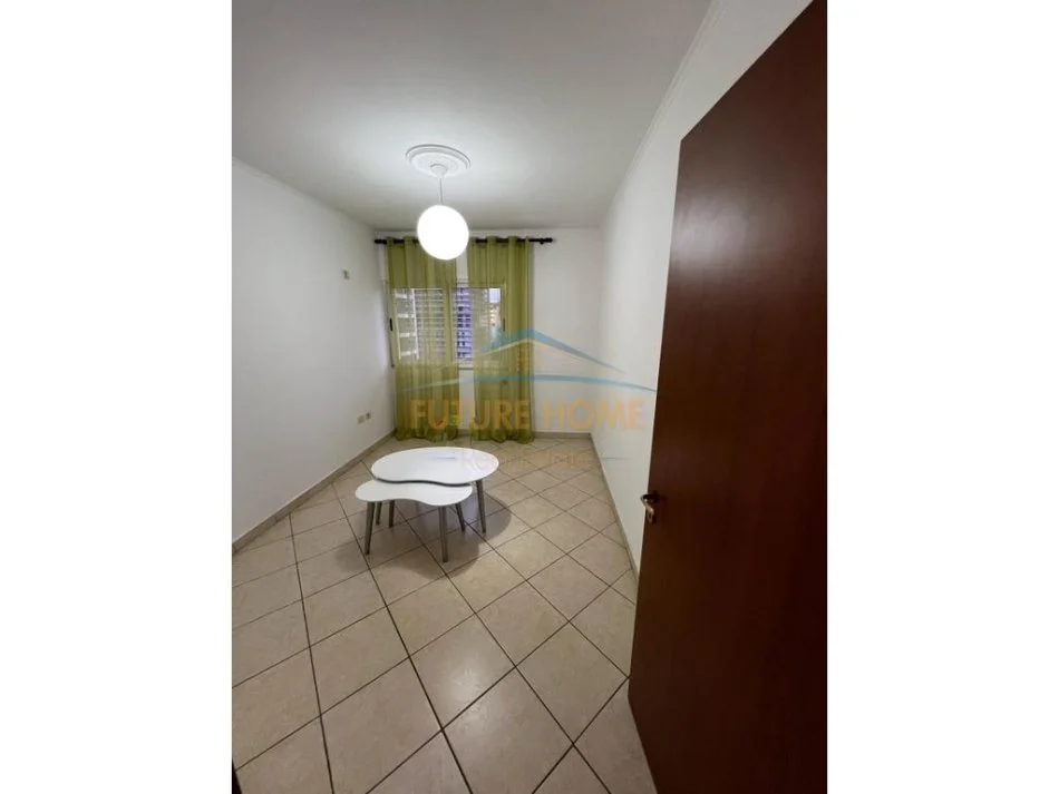 Tirane, jepet me qera apartament 2+1 Kati 4, 80 m² 600 € (Komuna e parisit)